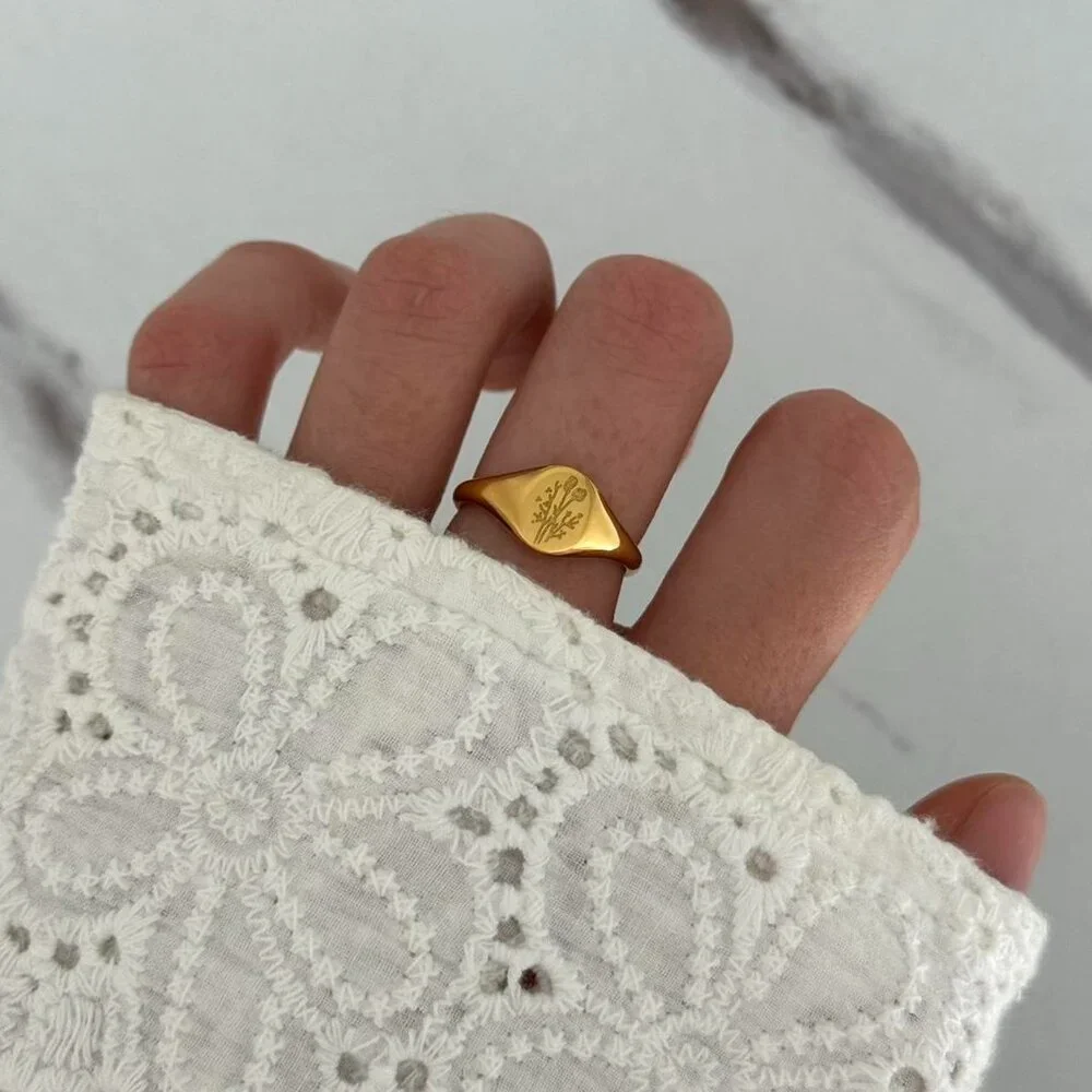 SKU0096 Retro Gold Women Minimalist Floral Ring Stainless steel + gift bag